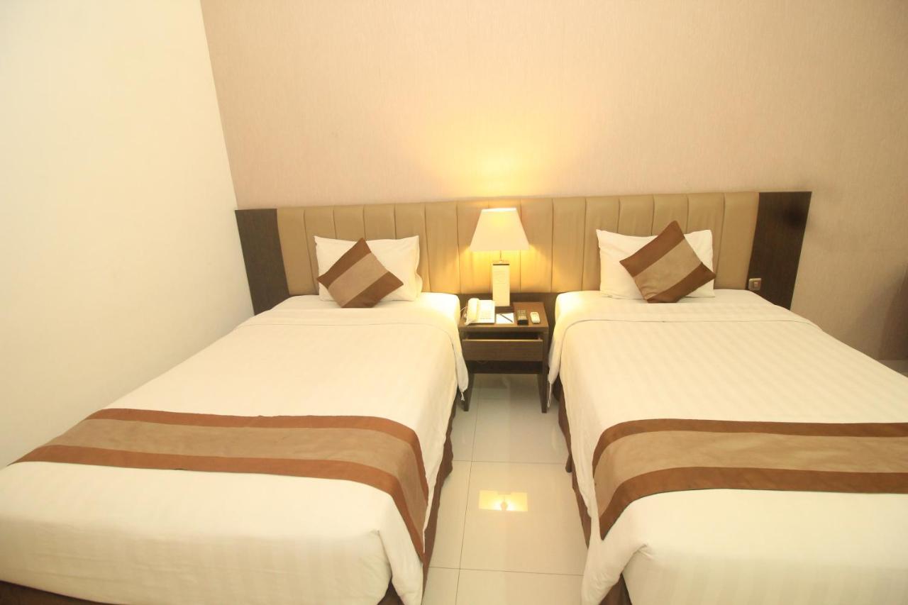 Hotel On The Rock Kupang  Exterior photo