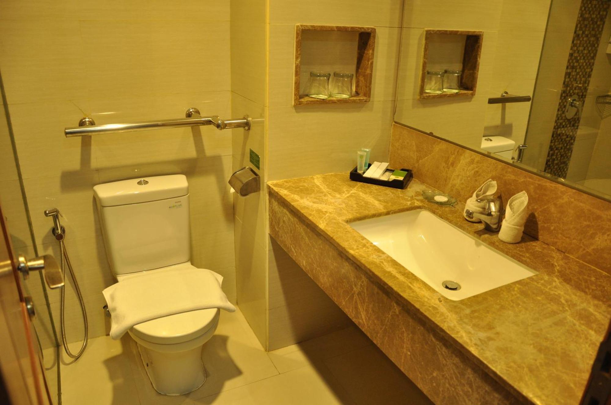 Hotel On The Rock Kupang  Exterior photo