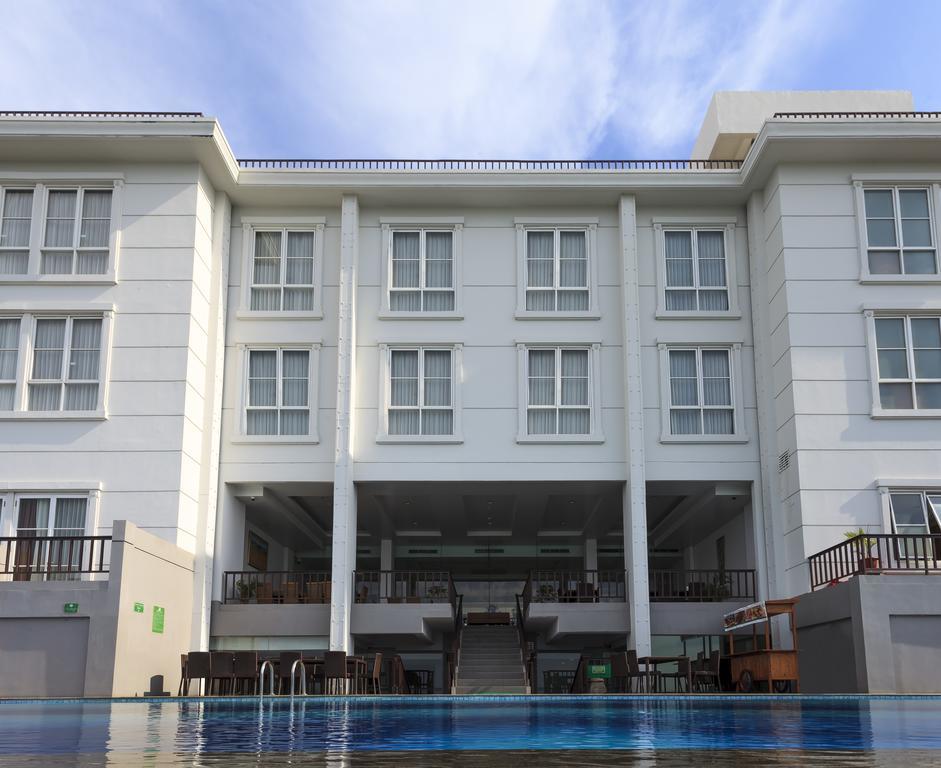 Hotel On The Rock Kupang  Exterior photo